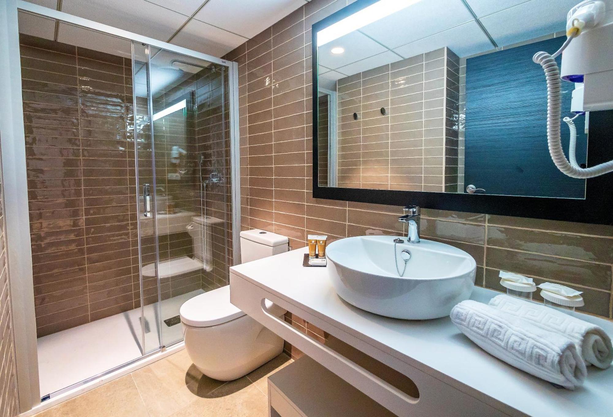 Habitación Familiar con vistas a la piscina (2 adultos + 2 niños)
